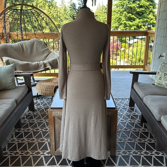 Club Monaco | Melissah Knit Long Sleeve Belted Dress - Picture 9 of 9
